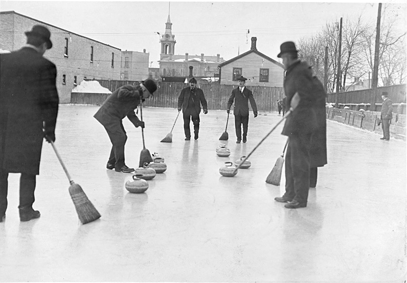 Mężczyżni grający w Curling - źródło wikipedia.org