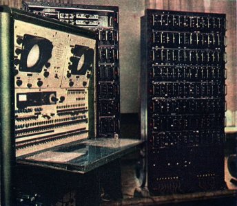 Pierwszy polski komputer XYZ (źródło: wikipedia.pl)